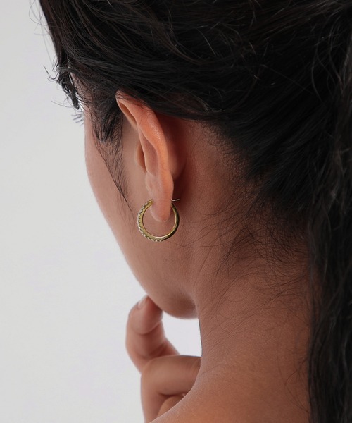 PLUS VENDOME(プラス ヴァンドーム)の「FINELINETATTOO_02 ピアス(ピアス(両耳用)・レディース・イエローゴールド/シルバー・ONE SIZE)」の12枚目の写真