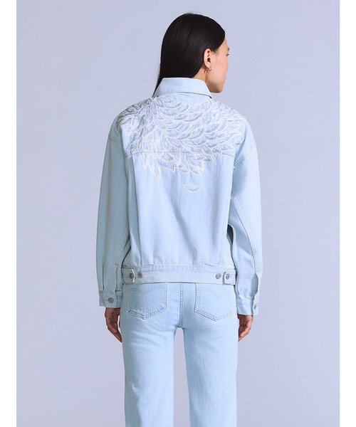 Levi's（リーバイス）の「Levi's/リーバイス BLUETAB(TM) BLISS トラッカージャケット ライトインディゴ（デニムジャケット・レディース・インディゴブルー・XS/S/M）」の2枚目の写真