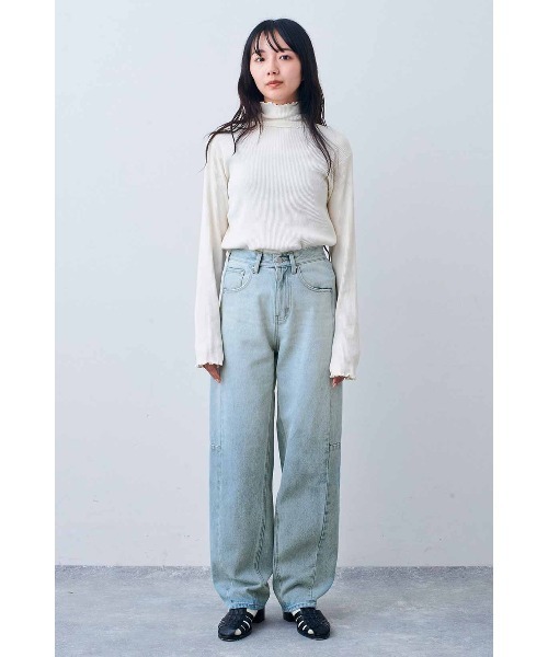 Live in comfort（リブインコンフォート）の「リブ　イン　コンフォート　くぼっち★とコラボ　はくだけでオシャレ見えする　大人にちょうどいいカーブデニムパンツ（デニムパンツ・レディース・ライトブルー・6/7/8）」の12枚目の写真