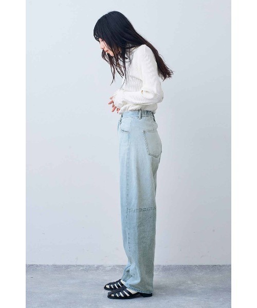 Live in comfort（リブインコンフォート）の「リブ　イン　コンフォート　くぼっち★とコラボ　はくだけでオシャレ見えする　大人にちょうどいいカーブデニムパンツ（デニムパンツ・レディース・ライトブルー・6/7/8）」の11枚目の写真