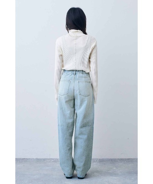 Live in comfort（リブインコンフォート）の「リブ　イン　コンフォート　くぼっち★とコラボ　はくだけでオシャレ見えする　大人にちょうどいいカーブデニムパンツ（デニムパンツ・レディース・ライトブルー・6/7/8）」の10枚目の写真