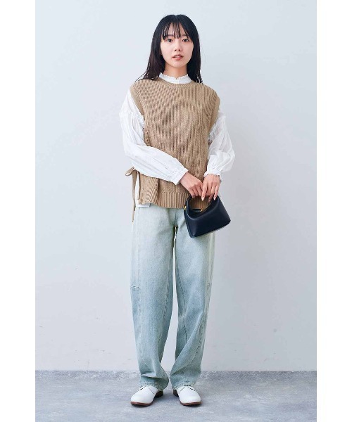 Live in comfort（リブインコンフォート）の「リブ　イン　コンフォート　くぼっち★とコラボ　はくだけでオシャレ見えする　大人にちょうどいいカーブデニムパンツ（デニムパンツ・レディース・ライトブルー・6/7/8）」の5枚目の写真