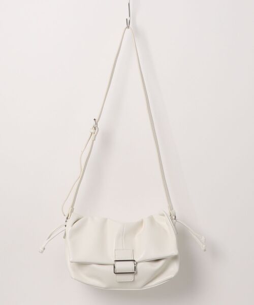 FINEnough(ファインナフ)の「バックルデザインハンドル2WAYショルダーバッグ(ショルダーバッグ・レディース・ブラック/ベージュ/アイボリー・FREE)」の4枚目の写真