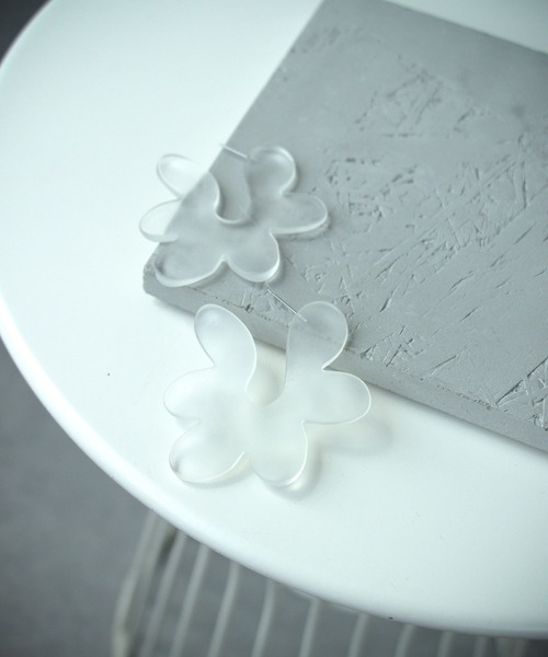 Cepica(セピカ)の「【LIMITED NUMBER / リミテッドナンバー】マットフラワーピアス(ピアス(両耳用)・レディース・ホワイト/グレー・FREE)」の11枚目の写真