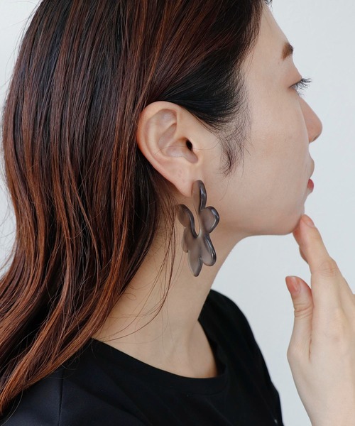 Cepica(セピカ)の「【LIMITED NUMBER / リミテッドナンバー】マットフラワーピアス(ピアス(両耳用)・レディース・ホワイト/グレー・FREE)」の10枚目の写真
