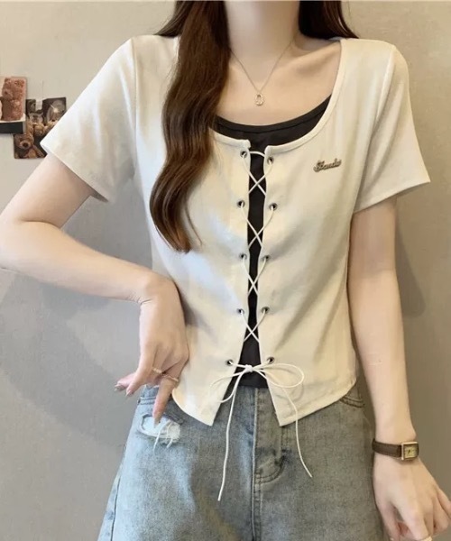 FUNdaysion(ファンデイション)の「レースアップレイヤード風半袖トップス(Tシャツ/カットソー・レディース・アイボリー/ブラック/グレー・M)」の2枚目の写真