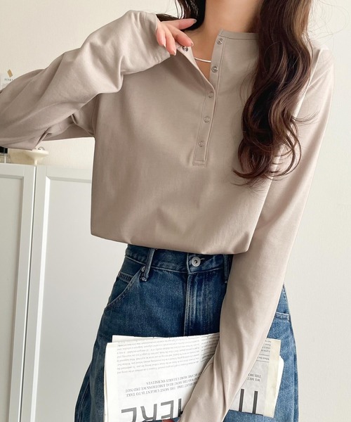 classicalelf(クラシカルエルフ)の「シンプルだからこそ、こだわりたい。シルケット加工ドット釦ヘンリーTシャツ(長袖)(Tシャツ/カットソー・レディース・オフホワイト/ブラック系その他/チャコール/ベージュ/ホワイト系その他/ブラック・MEDIUM/LARGE/X-LARGE/SMALL)」の6枚目の写真