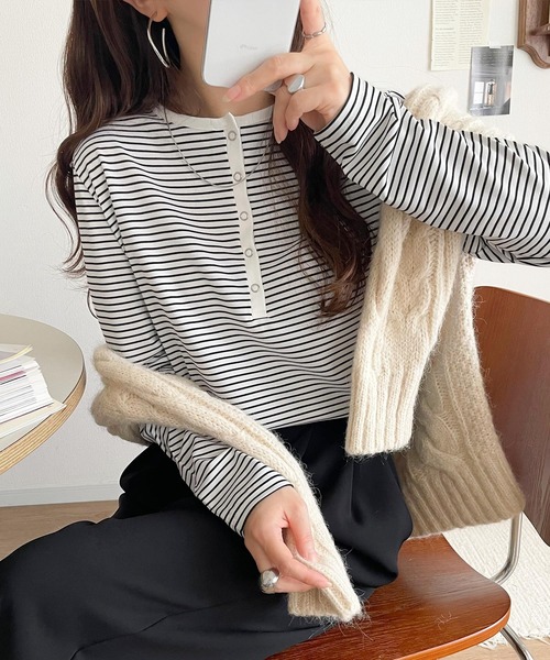 classicalelf(クラシカルエルフ)の「シンプルだからこそ、こだわりたい。シルケット加工ドット釦ヘンリーTシャツ(長袖)(Tシャツ/カットソー・レディース・オフホワイト/ブラック系その他/チャコール/ベージュ/ホワイト系その他/ブラック・MEDIUM/LARGE/X-LARGE/SMALL)」の1枚目の写真