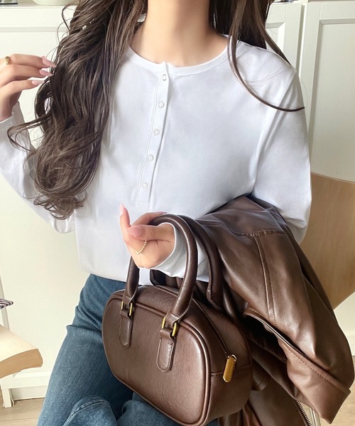classicalelf(クラシカルエルフ)の「シンプルだからこそ、こだわりたい。シルケット加工ドット釦ヘンリーTシャツ(長袖)(Tシャツ/カットソー・レディース・オフホワイト/ブラック系その他/チャコール/ベージュ/ホワイト系その他/ブラック・MEDIUM/LARGE/X-LARGE/SMALL)」の2枚目の写真