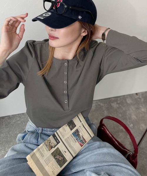 classicalelf(クラシカルエルフ)の「シンプルだからこそ、こだわりたい。シルケット加工ドット釦ヘンリーTシャツ(長袖)(Tシャツ/カットソー・レディース・オフホワイト/ブラック系その他/チャコール/ベージュ/ホワイト系その他/ブラック・MEDIUM/LARGE/X-LARGE/SMALL)」の5枚目の写真