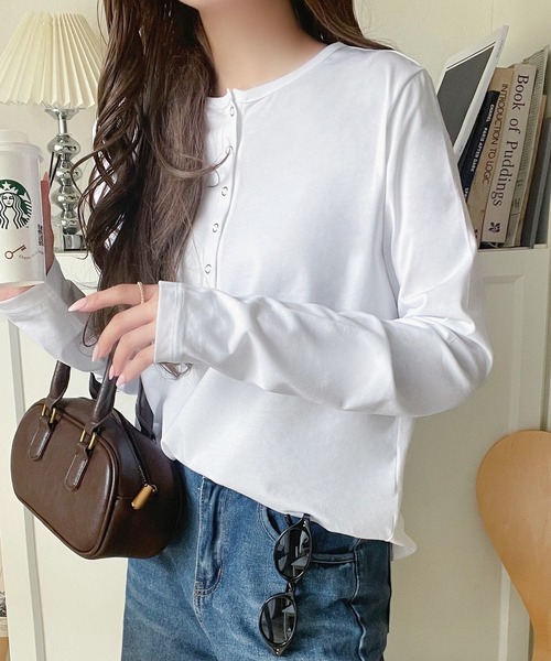classicalelf(クラシカルエルフ)の「シンプルだからこそ、こだわりたい。シルケット加工ドット釦ヘンリーTシャツ(長袖)(Tシャツ/カットソー・レディース・オフホワイト/ブラック系その他/チャコール/ベージュ/ホワイト系その他/ブラック・MEDIUM/LARGE/X-LARGE/SMALL)」の7枚目の写真