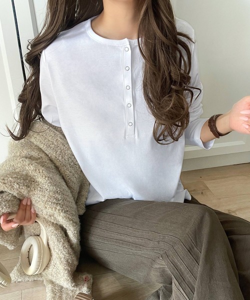 classicalelf(クラシカルエルフ)の「シンプルだからこそ、こだわりたい。シルケット加工ドット釦ヘンリーTシャツ(長袖)(Tシャツ/カットソー・レディース・オフホワイト/ブラック系その他/チャコール/ベージュ/ホワイト系その他/ブラック・MEDIUM/LARGE/X-LARGE/SMALL)」の8枚目の写真