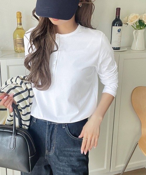classicalelf(クラシカルエルフ)の「シンプルだからこそ、こだわりたい。シルケット加工ドット釦ヘンリーTシャツ(長袖)(Tシャツ/カットソー・レディース・オフホワイト/ブラック系その他/チャコール/ベージュ/ホワイト系その他/ブラック・MEDIUM/LARGE/X-LARGE/SMALL)」の10枚目の写真
