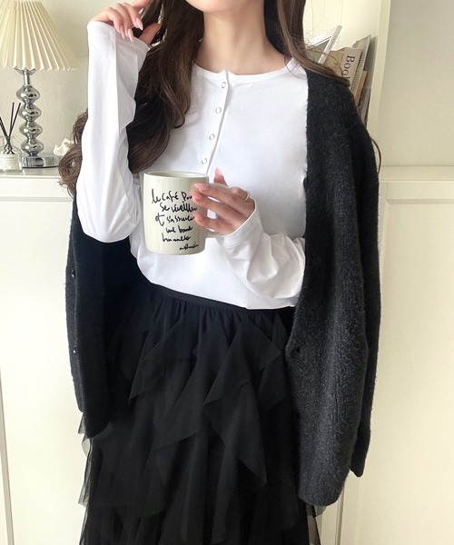 classicalelf(クラシカルエルフ)の「シンプルだからこそ、こだわりたい。シルケット加工ドット釦ヘンリーTシャツ(長袖)(Tシャツ/カットソー・レディース・オフホワイト/ブラック系その他/チャコール/ベージュ/ホワイト系その他/ブラック・MEDIUM/LARGE/X-LARGE/SMALL)」の11枚目の写真