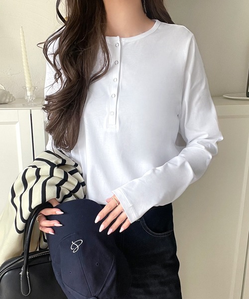 classicalelf(クラシカルエルフ)の「シンプルだからこそ、こだわりたい。シルケット加工ドット釦ヘンリーTシャツ(長袖)(Tシャツ/カットソー・レディース・オフホワイト/ブラック系その他/チャコール/ベージュ/ホワイト系その他/ブラック・MEDIUM/LARGE/X-LARGE/SMALL)」の12枚目の写真