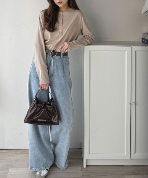 classicalelf(クラシカルエルフ)の「シンプルだからこそ、こだわりたい。シルケット加工ドット釦ヘンリーTシャツ(長袖)(Tシャツ/カットソー・レディース・オフホワイト/ブラック系その他/チャコール/ベージュ/ホワイト系その他/ブラック・MEDIUM/LARGE/X-LARGE/SMALL)」の13枚目の写真