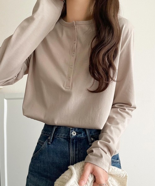 classicalelf(クラシカルエルフ)の「シンプルだからこそ、こだわりたい。シルケット加工ドット釦ヘンリーTシャツ(長袖)(Tシャツ/カットソー・レディース・オフホワイト/ブラック系その他/チャコール/ベージュ/ホワイト系その他/ブラック・MEDIUM/LARGE/X-LARGE/SMALL)」の14枚目の写真