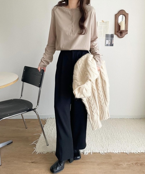 classicalelf(クラシカルエルフ)の「シンプルだからこそ、こだわりたい。シルケット加工ドット釦ヘンリーTシャツ(長袖)(Tシャツ/カットソー・レディース・オフホワイト/ブラック系その他/チャコール/ベージュ/ホワイト系その他/ブラック・MEDIUM/LARGE/X-LARGE/SMALL)」の18枚目の写真