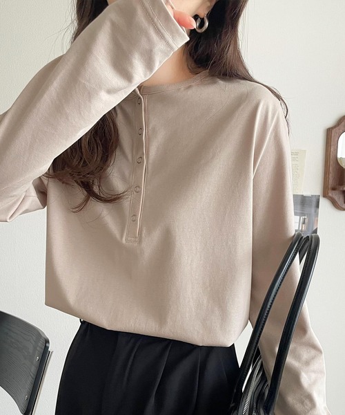 classicalelf(クラシカルエルフ)の「シンプルだからこそ、こだわりたい。シルケット加工ドット釦ヘンリーTシャツ(長袖)(Tシャツ/カットソー・レディース・オフホワイト/ブラック系その他/チャコール/ベージュ/ホワイト系その他/ブラック・MEDIUM/LARGE/X-LARGE/SMALL)」の17枚目の写真