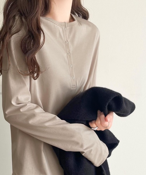 classicalelf(クラシカルエルフ)の「シンプルだからこそ、こだわりたい。シルケット加工ドット釦ヘンリーTシャツ(長袖)(Tシャツ/カットソー・レディース・オフホワイト/ブラック系その他/チャコール/ベージュ/ホワイト系その他/ブラック・MEDIUM/LARGE/X-LARGE/SMALL)」の22枚目の写真