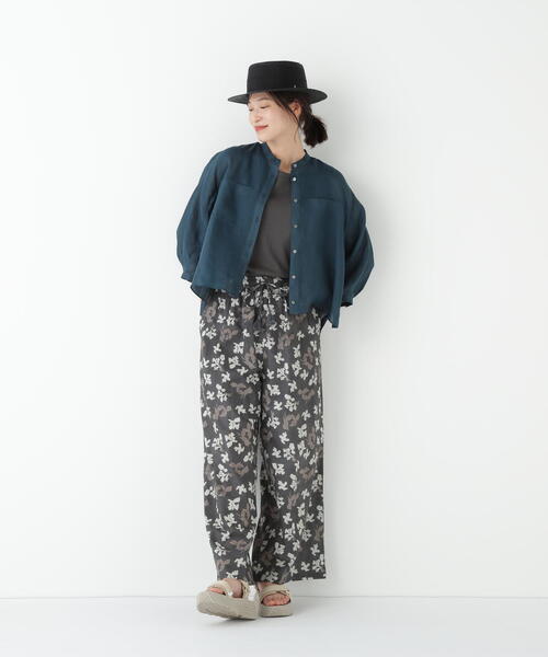 human woman(ヒューマンウーマン)の「◆インドドビーリーフプリントイージーセミワイドパンツ(その他パンツ・レディース・ダークインディゴブルー/チャコールグレー・MEDIUM)」の8枚目の写真