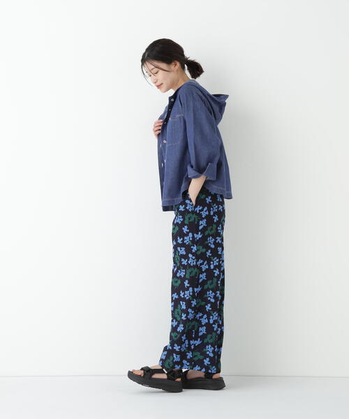 human woman(ヒューマンウーマン)の「◆インドドビーリーフプリントイージーセミワイドパンツ(その他パンツ・レディース・ダークインディゴブルー/チャコールグレー・MEDIUM)」の16枚目の写真