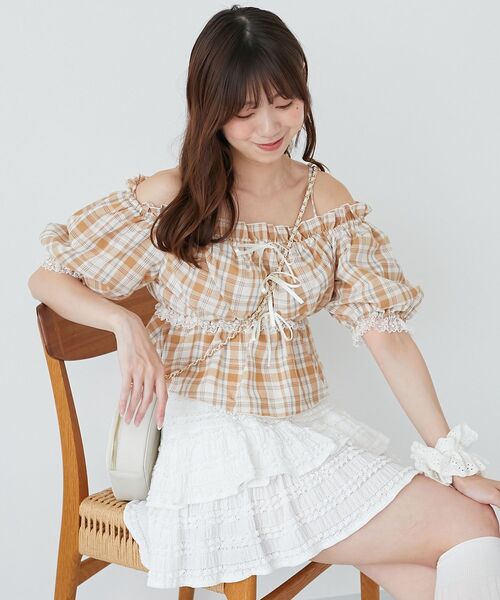 MAJESTIC LEGON（マジェスティックレゴン）の「フロントリボンオフショルブラウス（シャツ/ブラウス・レディース・ブルー系その他5/オフホワイト/ピンク系その他2/ベージュ系その他2/ブラック・MEDIUM）」の3枚目の写真