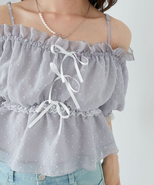 MAJESTIC LEGON（マジェスティックレゴン）の「フロントリボンオフショルブラウス（シャツ/ブラウス・レディース・ブルー系その他5/オフホワイト/ピンク系その他2/ベージュ系その他2/ブラック・MEDIUM）」の4枚目の写真