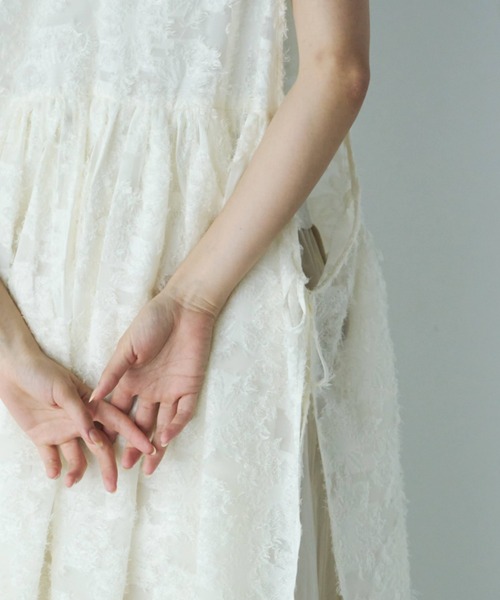 Libra Cue（リブラ キュー）の「フェザーサイドリボンジレワンピース（ワンピース・レディース・アイボリー/ブラック・FREE）」の20枚目の写真