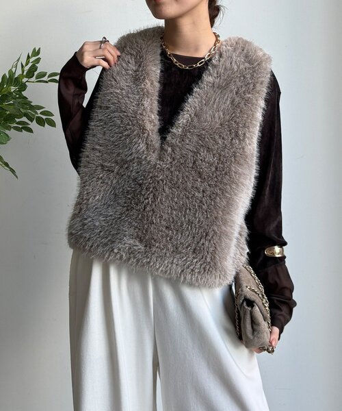 DouDou(ドゥドゥ)の「サイドスナップフェイクカシミヤファープルオーバー(ベスト・レディース・アイボリー/グレイッシュベージュ・FREE)」の2枚目の写真