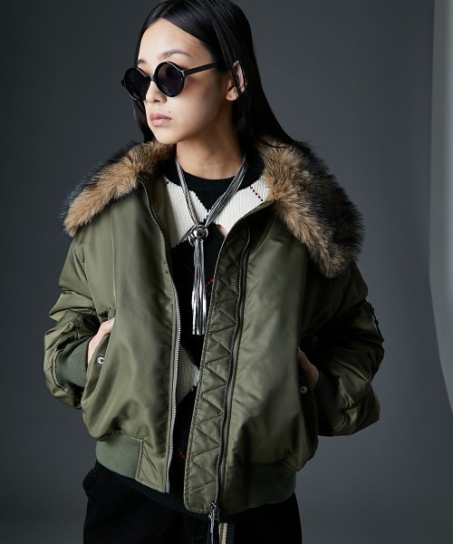 GEVS.（ジェイヴィス）の「フェイクファーカラーMA-1ブルゾン＜大きいサイズ有＞GEVS.（ブルゾン・レディース・ブラック/カーキ・5L/4L/3L/LL/L/M）」の2枚目の写真