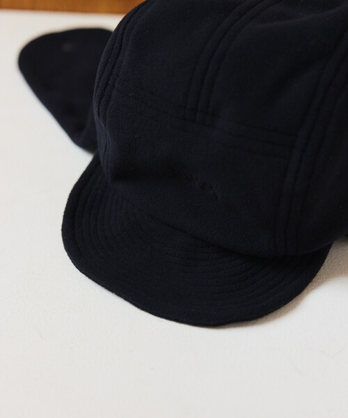 NANGA（ナンガ）の「NANGA × FREAK'S STORE/ナンガ × フリークスストア 別注 POLARTEC EAR FLAP CAP ポーラテックイヤーフラップキャップ（キャップ・メンズ・ブラック/ベージュ・ONE SIZE）」の5枚目の写真