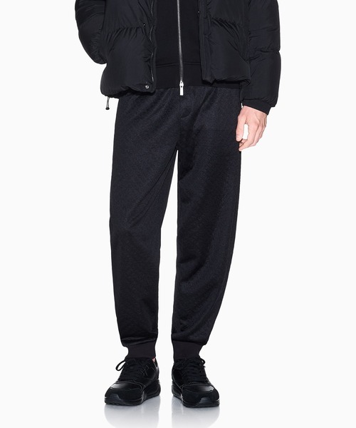 ARMANI EXCHANGE(アルマーニエクスチェンジ)の「【A|X アルマーニ エクスチェンジ】オールオーバージャカードロゴ スウェットジョガーパンツ(スウェットパンツ・メンズ・ブラック・MEDIUM/LARGE/X-LARGE/X-SMALL/SMALL)」の1枚目の写真