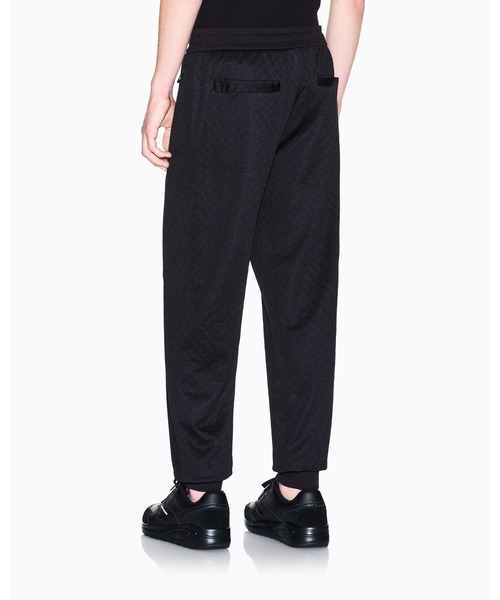 ARMANI EXCHANGE(アルマーニエクスチェンジ)の「【A|X アルマーニ エクスチェンジ】オールオーバージャカードロゴ スウェットジョガーパンツ(スウェットパンツ・メンズ・ブラック・MEDIUM/LARGE/X-LARGE/X-SMALL/SMALL)」の3枚目の写真