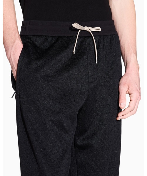 ARMANI EXCHANGE(アルマーニエクスチェンジ)の「【A|X アルマーニ エクスチェンジ】オールオーバージャカードロゴ スウェットジョガーパンツ(スウェットパンツ・メンズ・ブラック・MEDIUM/LARGE/X-LARGE/X-SMALL/SMALL)」の4枚目の写真