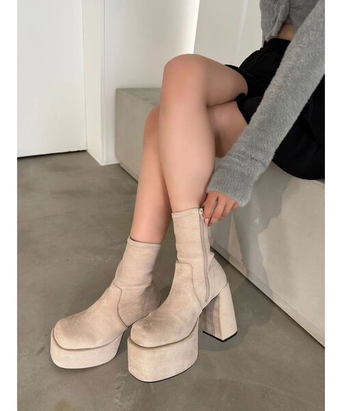 EMODA（エモダ）の「バルキープランプショートフィットブーツ（ブーツ・レディース・ブラック/アイボリー・SMALL/MEDIUM/LARGE）」の18枚目の写真