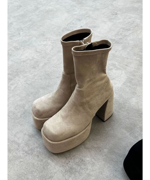 EMODA（エモダ）の「バルキープランプショートフィットブーツ（ブーツ・レディース・ブラック/アイボリー・SMALL/MEDIUM/LARGE）」の17枚目の写真