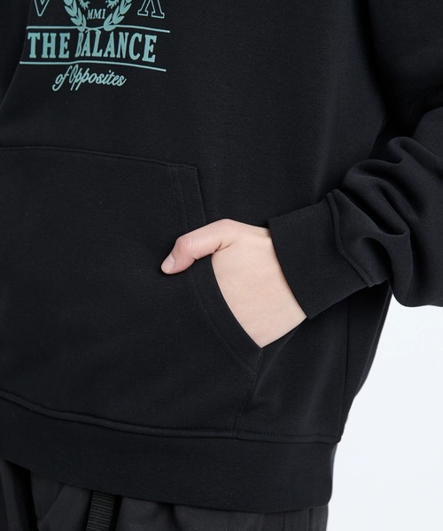 RVCA(ルーカ)の「RVCA レディース ARCH COLLEGE LOOSE FIT HOODIE パーカー 【2025年秋冬モデル】 @autumn/ルーカアーチカレッジロゴプルオーバーパーカー・フーディー(パーカー・レディース・ブラック/グレー/オフホワイト・SMALL/MEDIUM/LARGE)」の7枚目の写真