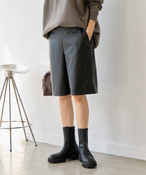 RIVE DROITE(リヴドロワ)の「【ハンサムな着こなしに】合皮ハーフパンツ(その他パンツ・レディース・ブラック/キャメル・36/38)」の14枚目の写真