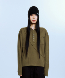 ARCHIVE BOLD（アーカイブボールド）の「CUTOUT PANEL HENLEY T-SHIRTS (KHAKI)（Tシャツ/カットソー）」