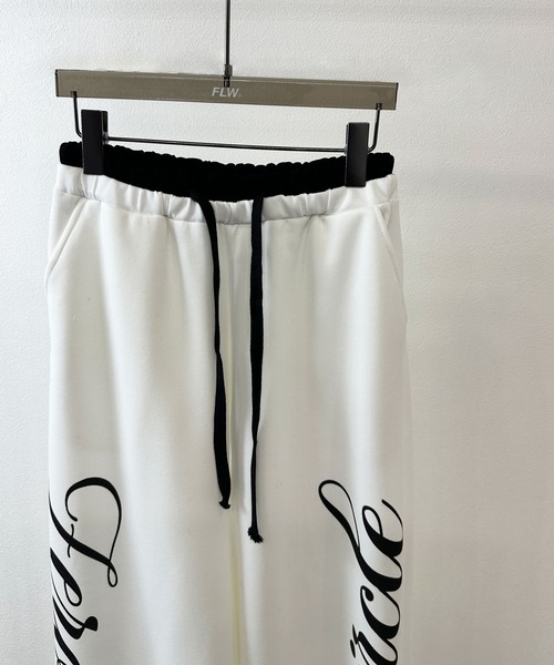 FOLLOWIN(フォロウィン)の「【 UNISEX /オールシーズン 】サイドレタリングワイドスウェットパンツ(スウェットパンツ・レディース・ブラック/ホワイト・FREE)」の4枚目の写真