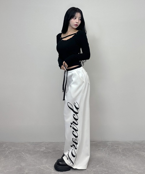 FOLLOWIN(フォロウィン)の「【 UNISEX /オールシーズン 】サイドレタリングワイドスウェットパンツ(スウェットパンツ・レディース・ブラック/ホワイト・FREE)」の9枚目の写真