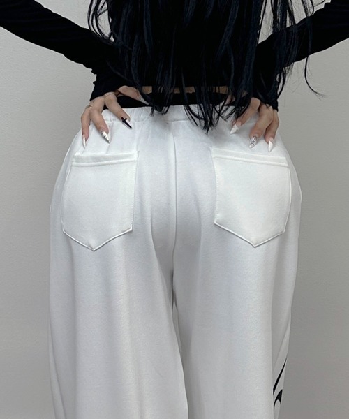 FOLLOWIN(フォロウィン)の「【 UNISEX /オールシーズン 】サイドレタリングワイドスウェットパンツ(スウェットパンツ・レディース・ブラック/ホワイト・FREE)」の13枚目の写真