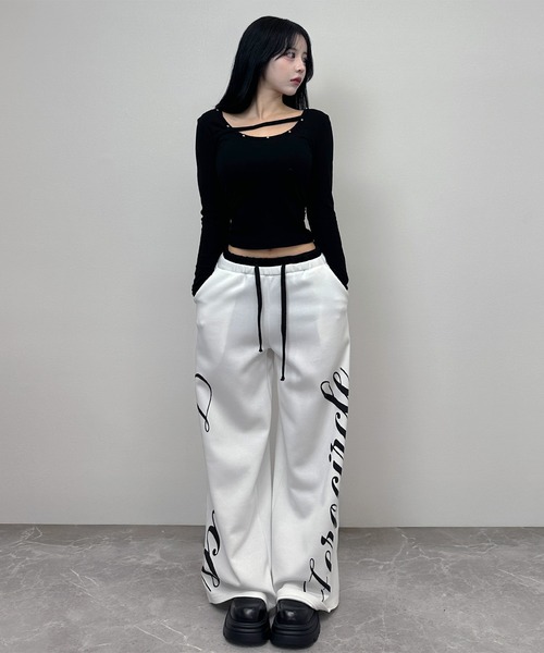 FOLLOWIN(フォロウィン)の「【 UNISEX /オールシーズン 】サイドレタリングワイドスウェットパンツ(スウェットパンツ・レディース・ブラック/ホワイト・FREE)」の8枚目の写真