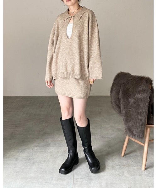 She's Closet(シーズクローゼット)の「深vネック長袖オーバーサイズスキッパーポロニット&ミニスカートセットアップ(セットアップ・レディース・ブラウン/ベージュ/グレー/ブラック・FREE)」の5枚目の写真