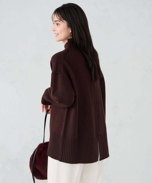 a.v.v(アーヴェヴェ)の「【洗える/静電気が起きにくい】バックスリットニット(ニット/セーター・レディース・レッド/ブラウン/パープル/アイボリー/ブルー/チャコールグレー/ライトピンク・36/38/40/34/42)」の4枚目の写真