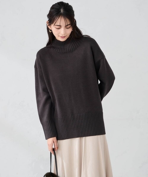 a.v.v(アーヴェヴェ)の「【洗える/静電気が起きにくい】バックスリットニット(ニット/セーター・レディース・レッド/ブラウン/パープル/アイボリー/ブルー/チャコールグレー/ライトピンク・36/38/40/34/42)」の3枚目の写真