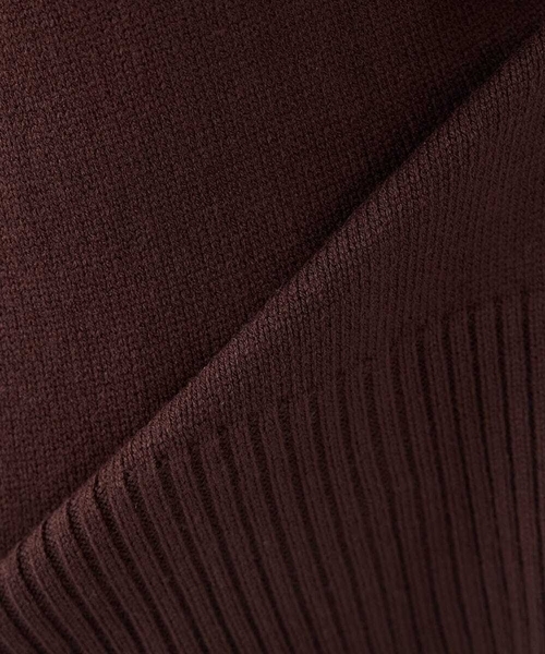 a.v.v(アーヴェヴェ)の「【洗える/静電気が起きにくい】バックスリットニット(ニット/セーター・レディース・レッド/ブラウン/パープル/アイボリー/ブルー/チャコールグレー/ライトピンク・36/38/40/34/42)」の9枚目の写真