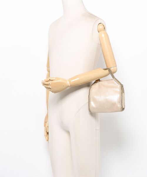 STELLA McCARTNEY(ステラマッカートニー)の「Falabella Tiny Tote Bag / ファラベラ タイニー トートバッグ(ショルダーバッグ・レディース・ゴールド・ONE SIZE)」の9枚目の写真