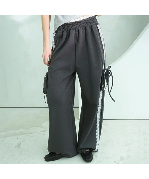 Vivacious(ビバシャス)の「Jenny Lace Track Wide Pants - 4COL(スウェットパンツ・レディース・ブラック/ピンク/ネイビー/チャコール・SMALL/MEDIUM)」の2枚目の写真